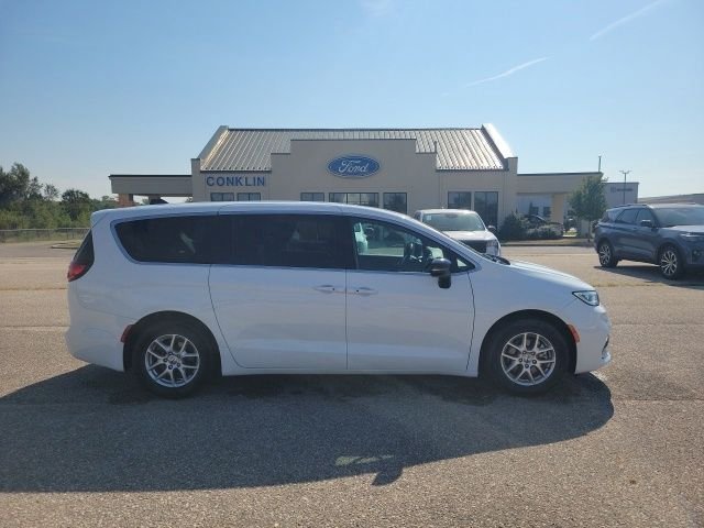 Used 2025 Bright White Clearcoat Chrysler Select image 22