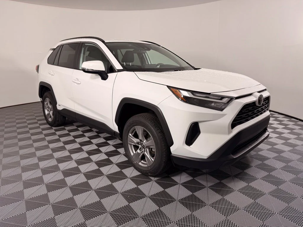Used 2025 White Toyota XLE image 5