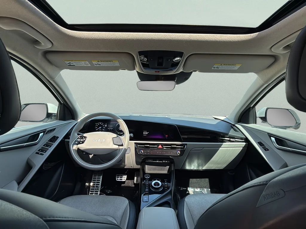 Used 2023 Snow White Pearl Kia Wave image 11