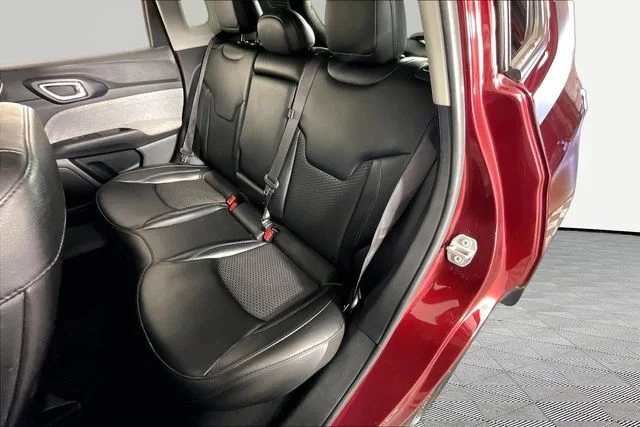 Used 2022 Red Jeep Latitude image 17