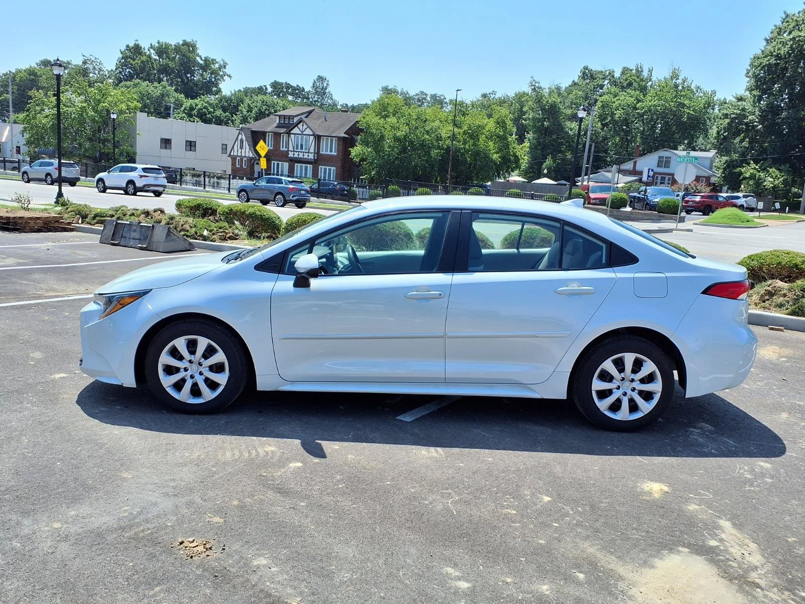 Certified Used 2025 Pearl Toyota LE image 26