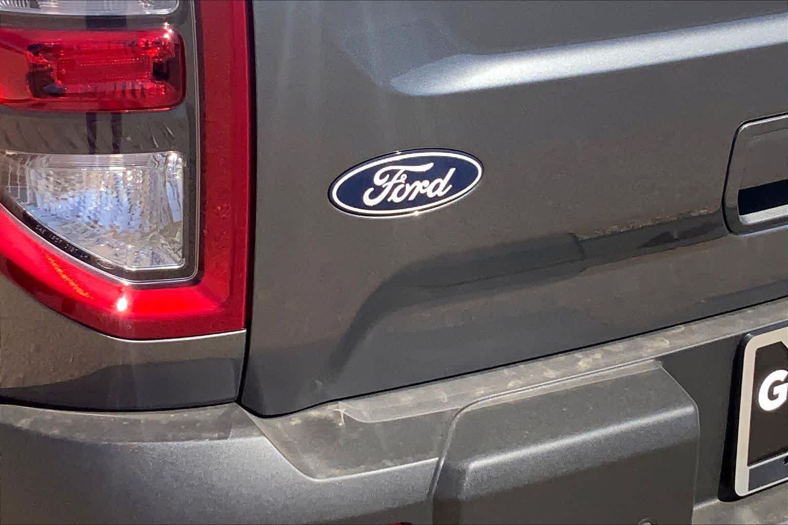 New 2026 Carbonized Gray Metallic Ford Outer Banks® image 15
