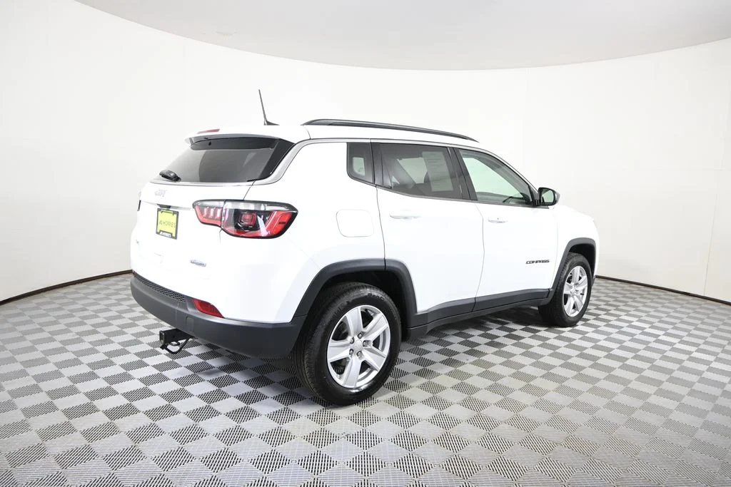 Used 2022 White Jeep Latitude image 6