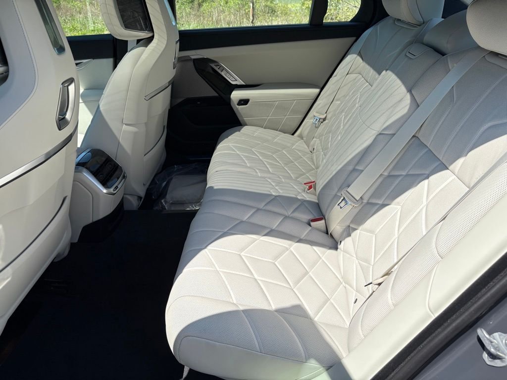 New 2025 Dravit Grey Metallic BMW 760i xDrive image 19