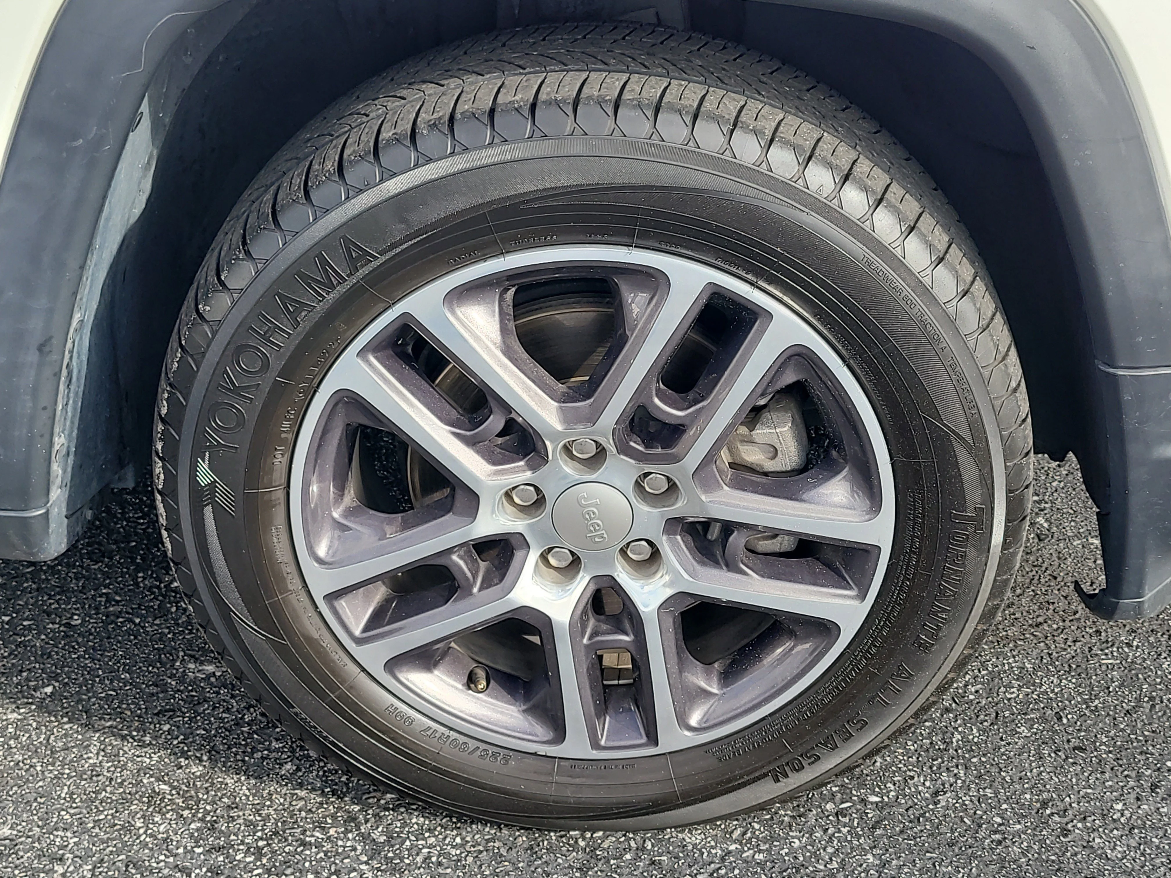Used 2018 White Clearcoat Jeep Latitude image 19