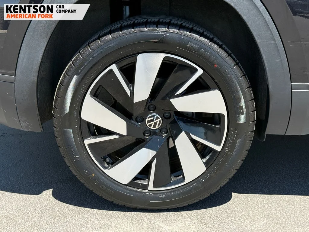 Used 2025 Black Volkswagen 2.0T SE w/Technology image 11