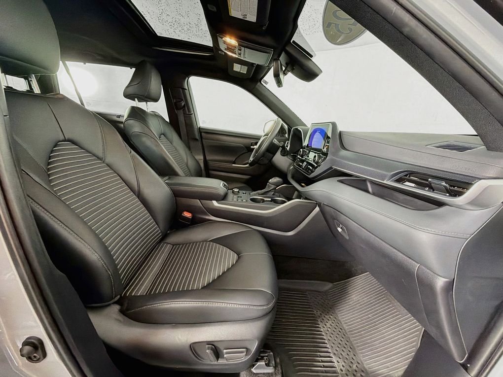 Used 2025  Toyota XSE image 28