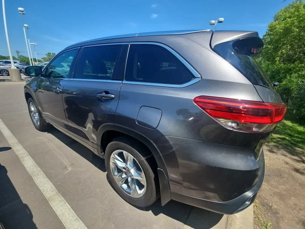 Used 2018 Predawn Gray Mica Toyota Limited image 6