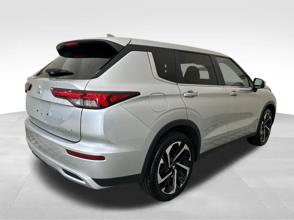 Used 2024 Silver Mitsubishi SE image 5