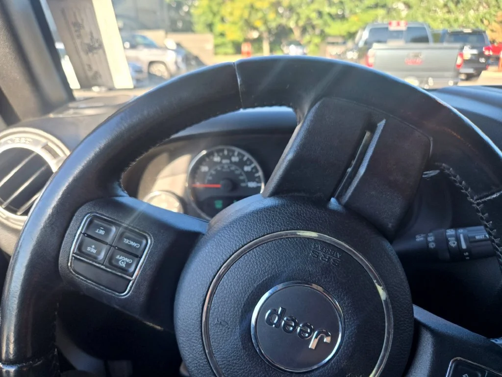 Used 2015 White Jeep Unlimited Rubicon image 13