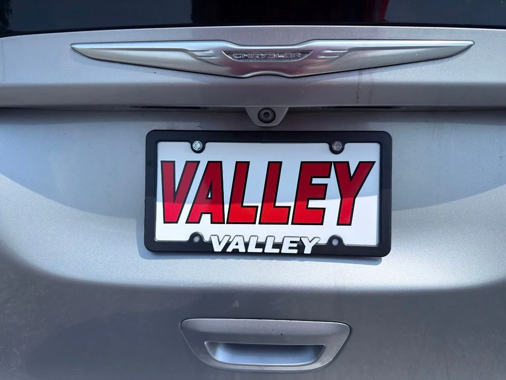 Used 2017 Silver Chrysler Limited image 26