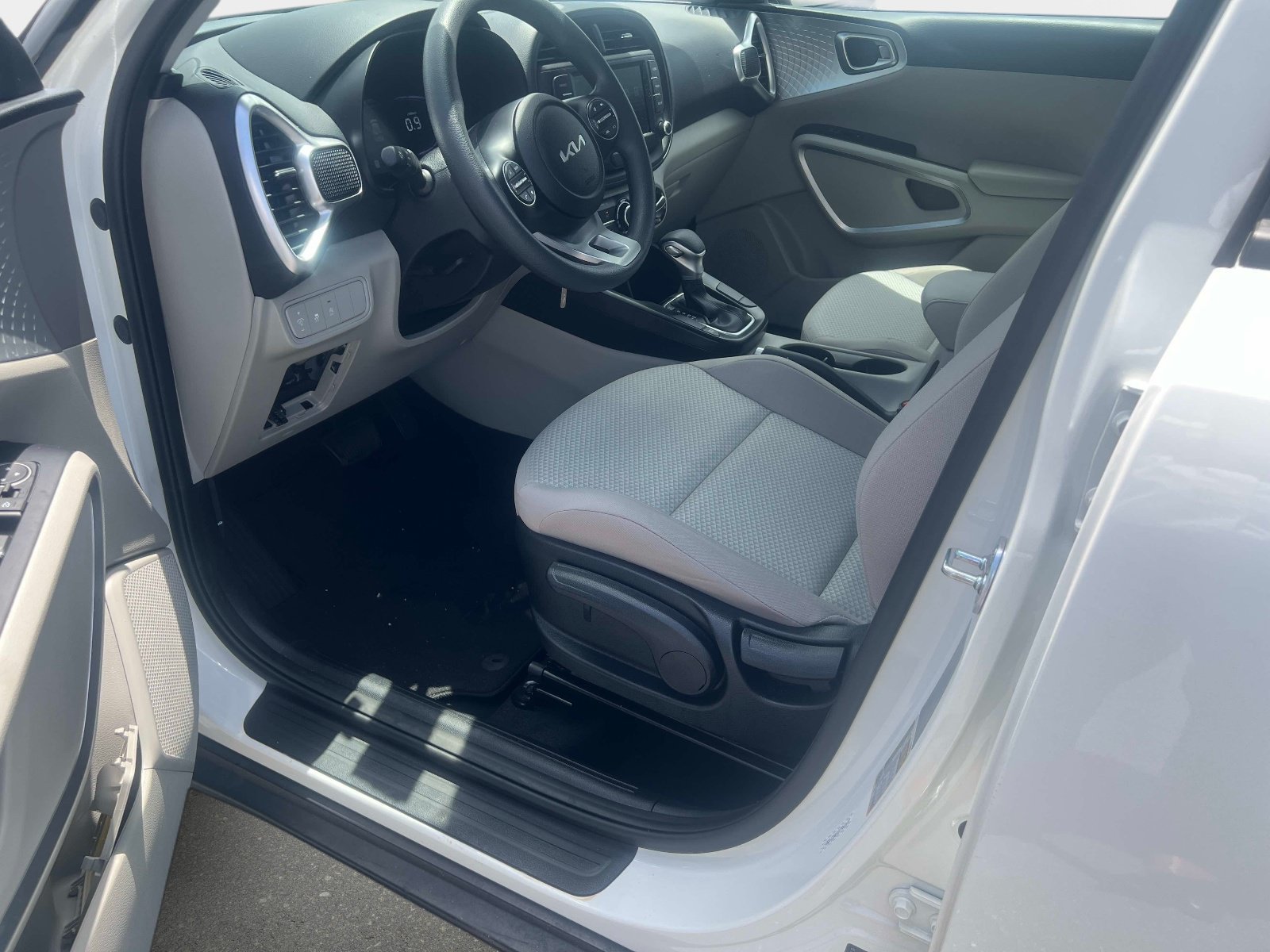 Used 2025 White Kia LX image 4