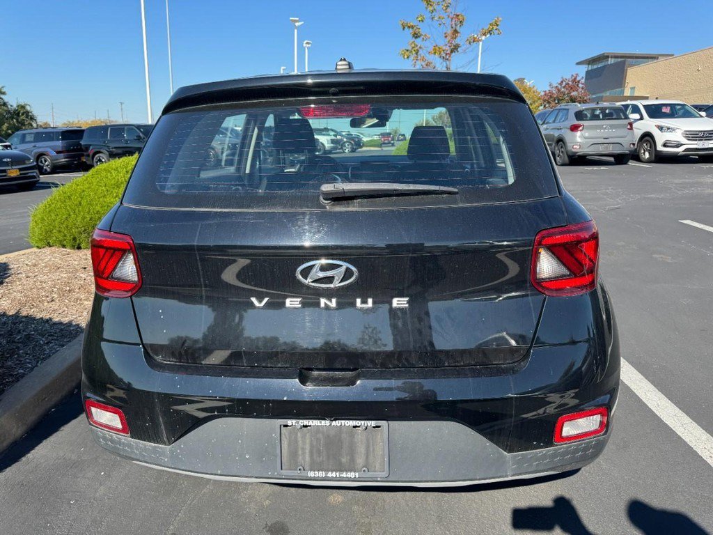 Used 2023 Black Hyundai SE image 4