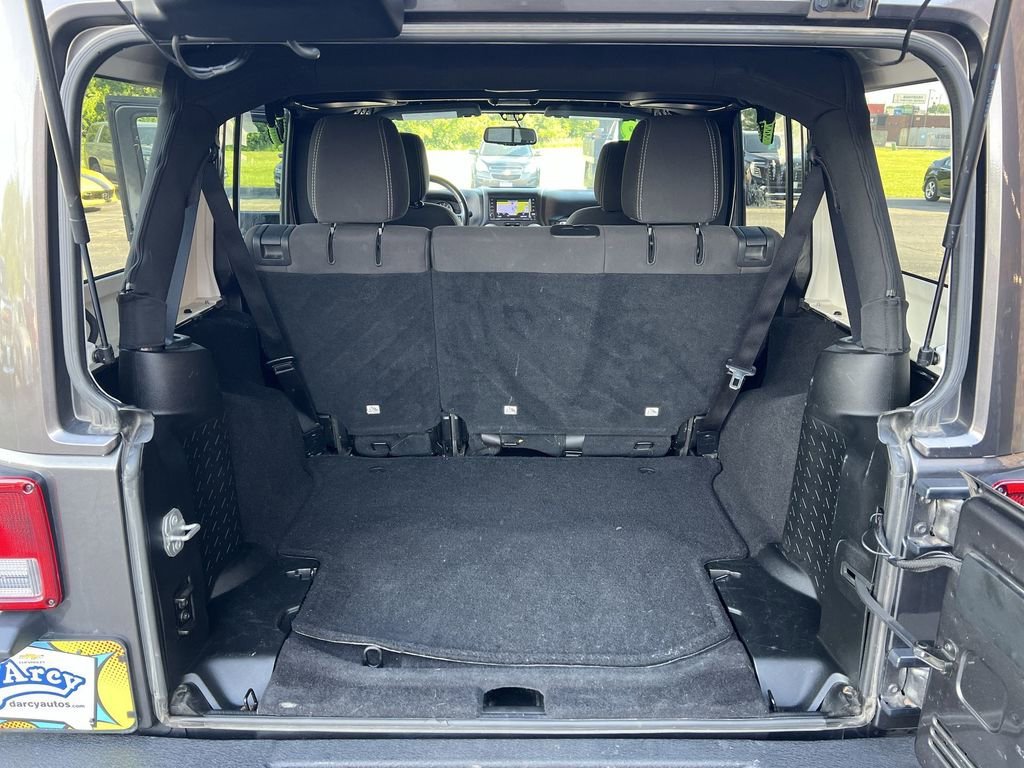 Used 2018  Jeep Sahara image 21