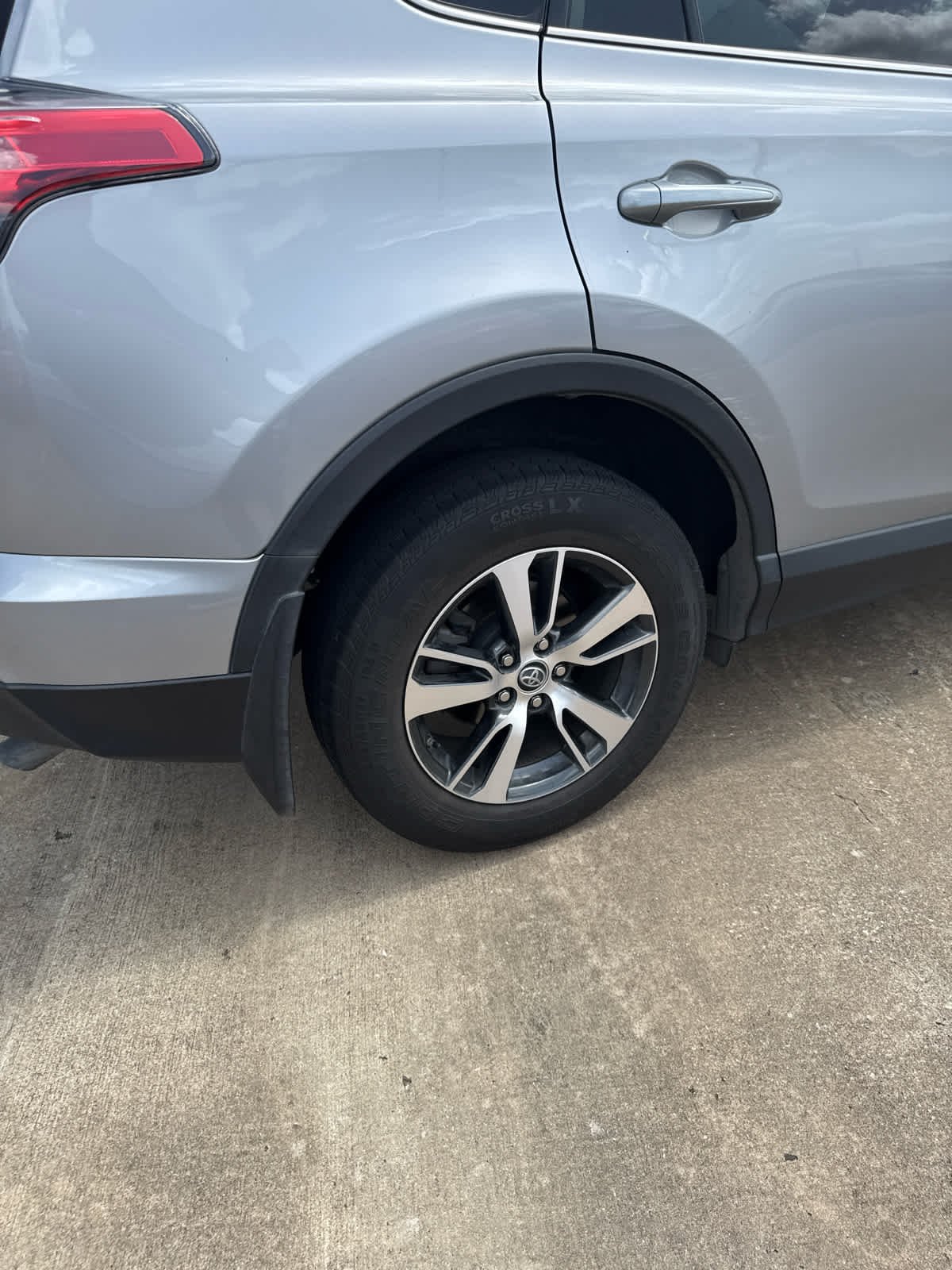 Used 2018 Silver Sky Metallic Toyota XLE image 7