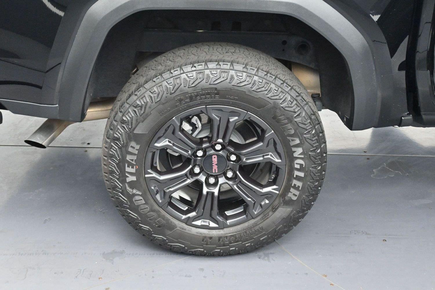 Used 2025 Onyx Black GMC Elevation image 35