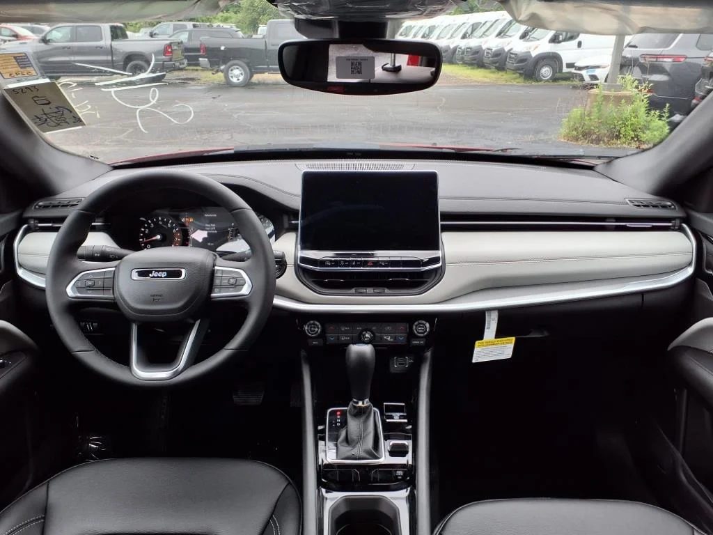 2025 Jeep Compass Limited - Photo 11