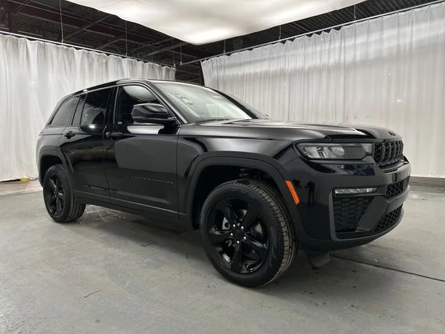 New 2026 Diamond Black Crystal Pearl-Coat Exterior Paint Jeep Limited image 11