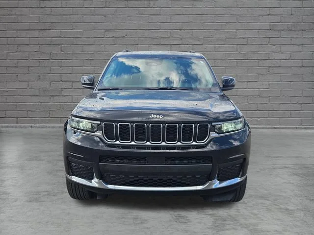 Used 2023  Jeep Laredo image 8