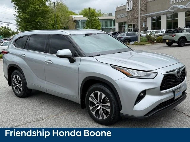 Used 2020 Silver Toyota XLE image 3