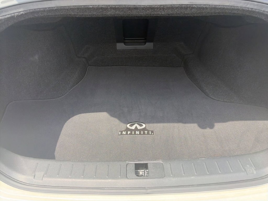 Used 2019 White INFINITI 3.7 image 7
