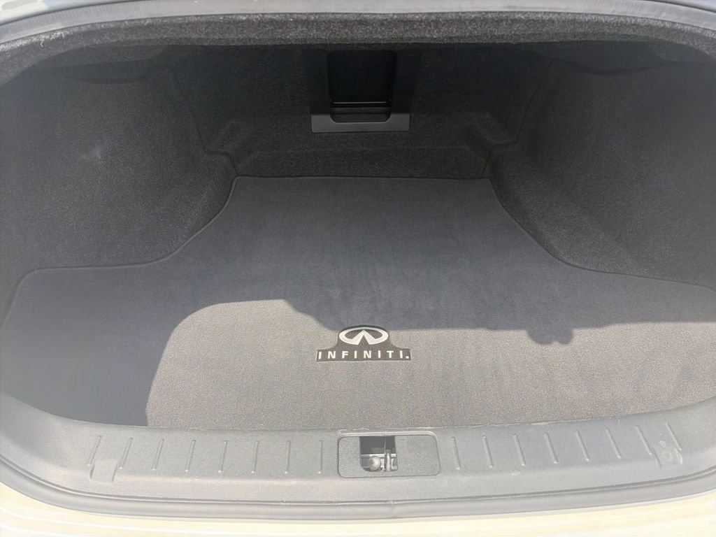 Used 2019 White INFINITI 3.7 image 7