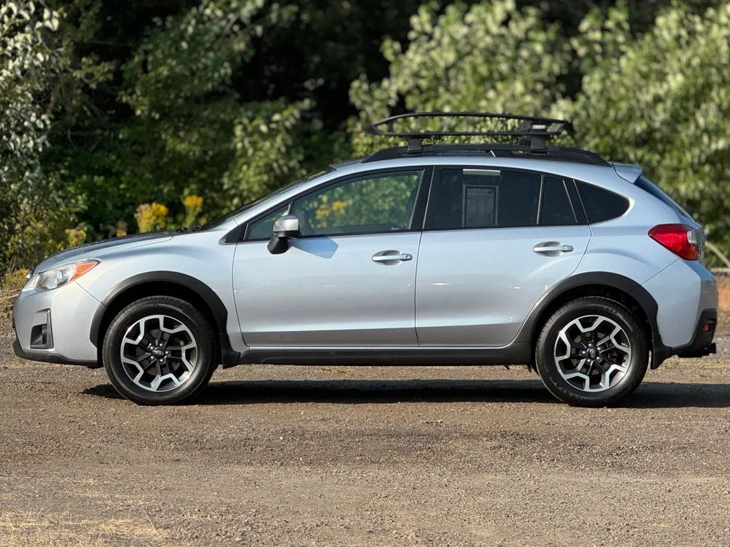 Used 2017 Ice Silver Metallic Subaru 2.0i Premium image 4