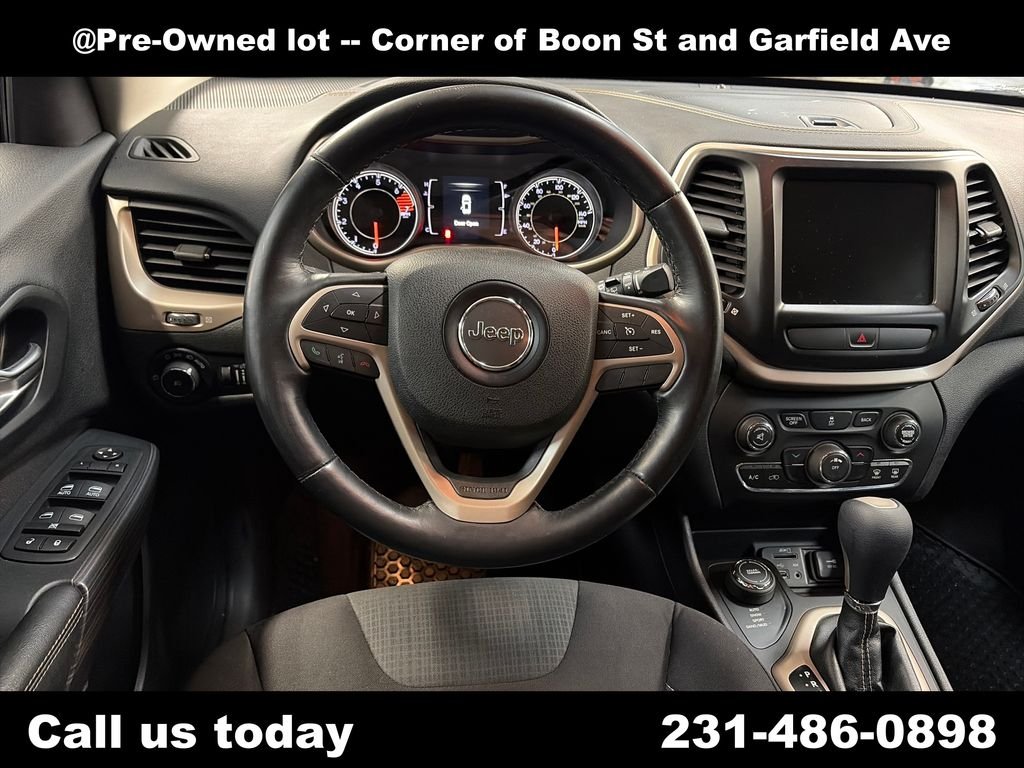 Used 2016 Gray Jeep Altitude image 17