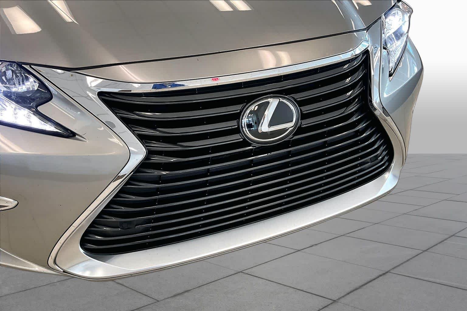 Used 2018 Atomic Silver Lexus  image 27