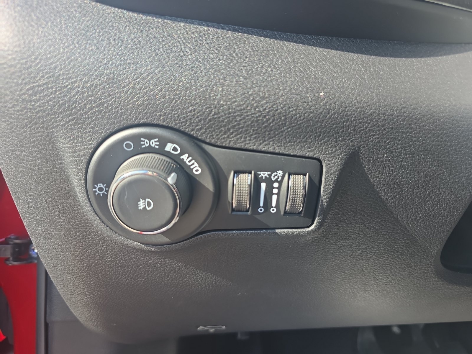 New 2026 Red Hot Pearlcoat Jeep Latitude Altitude image 24