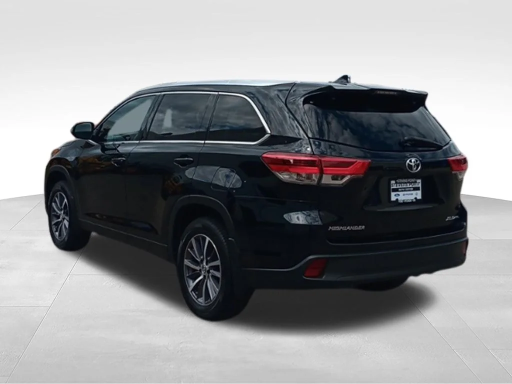 Used 2019 Midnight Black Metallic Toyota XLE image 5
