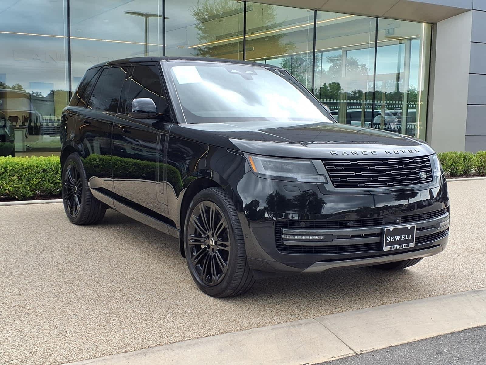 Certified Used 2025 Santorini Black Metallic Land Rover SE image 4
