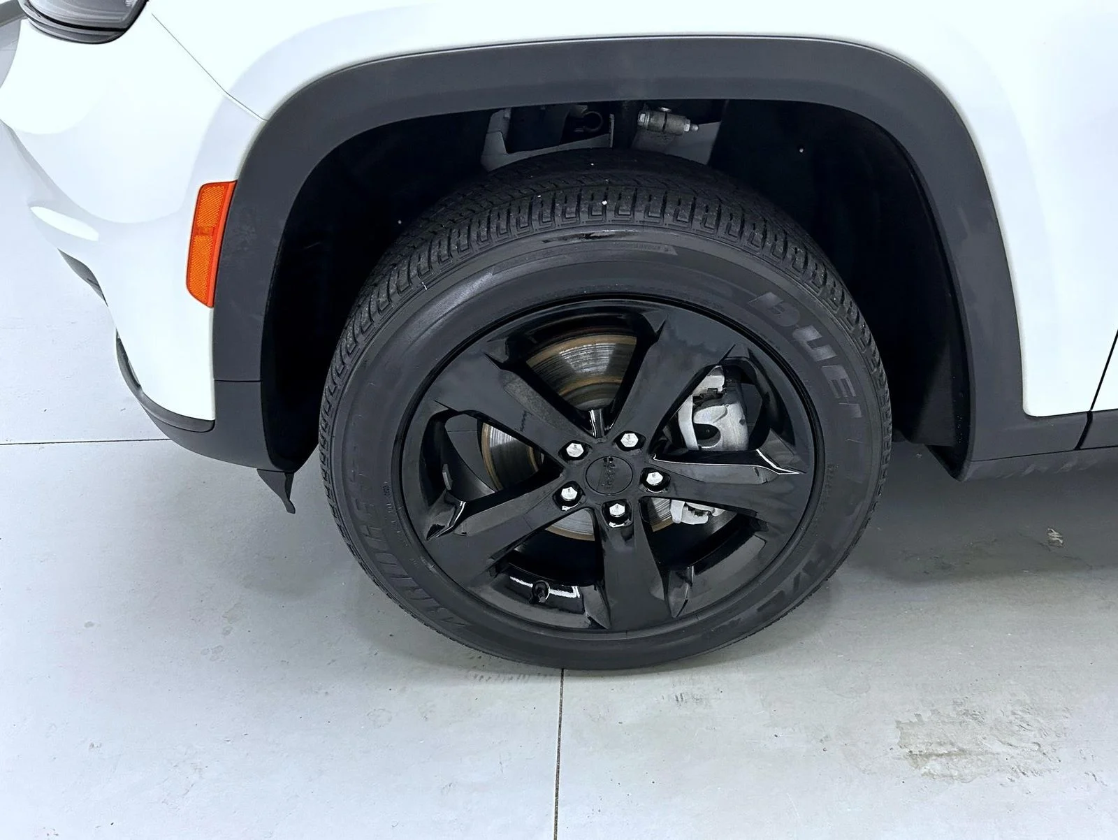 Used 2023 White Jeep Altitude image 24