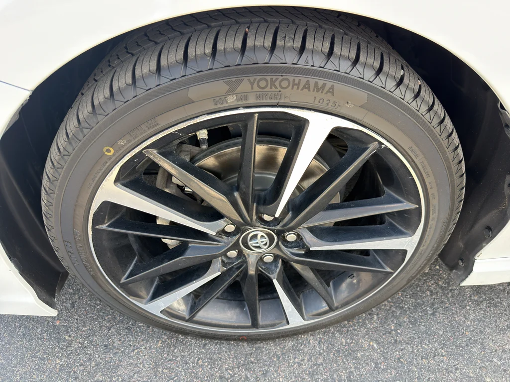 Used 2018 Super White Toyota XSE V6 image 21