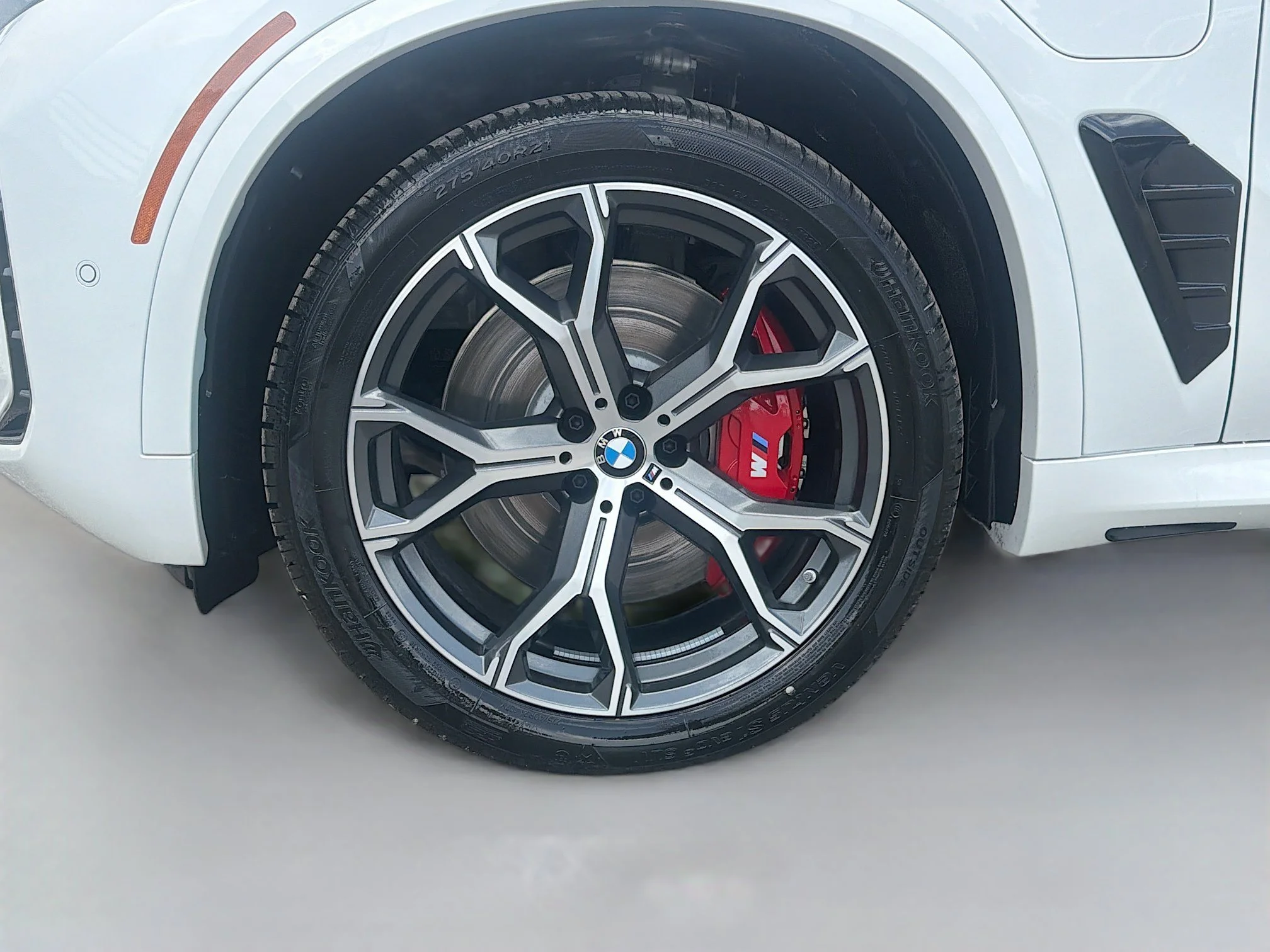 New 2026 Mineral White Metallic BMW xDrive50e image 42
