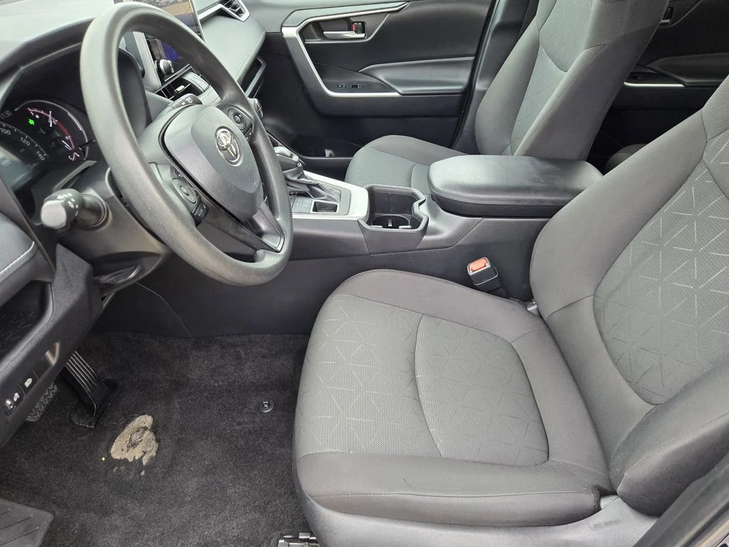 2024 Toyota RAV4 XLE - Photo 8