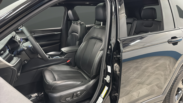 Used 2024 Diamond Black Crystal Pearlcoat Jeep Limited image 9