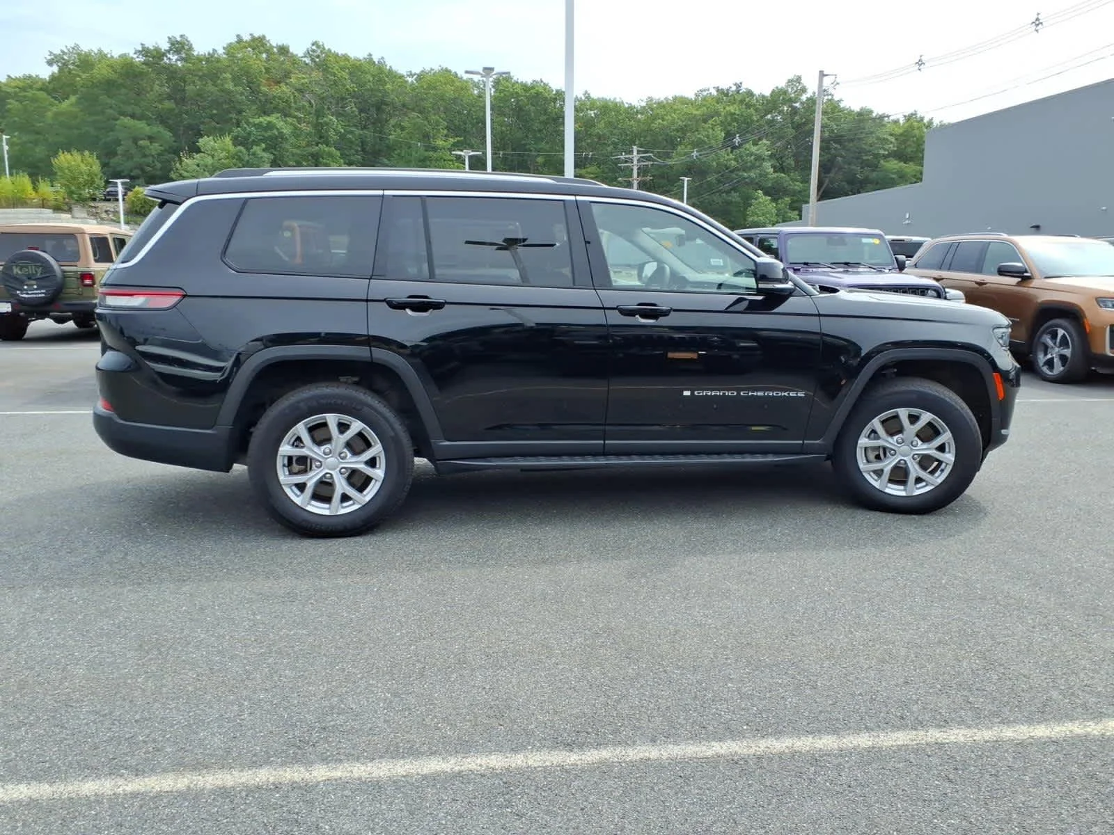 Used 2023 Diamond Black Crystal Pearlcoat Jeep Limited image 6