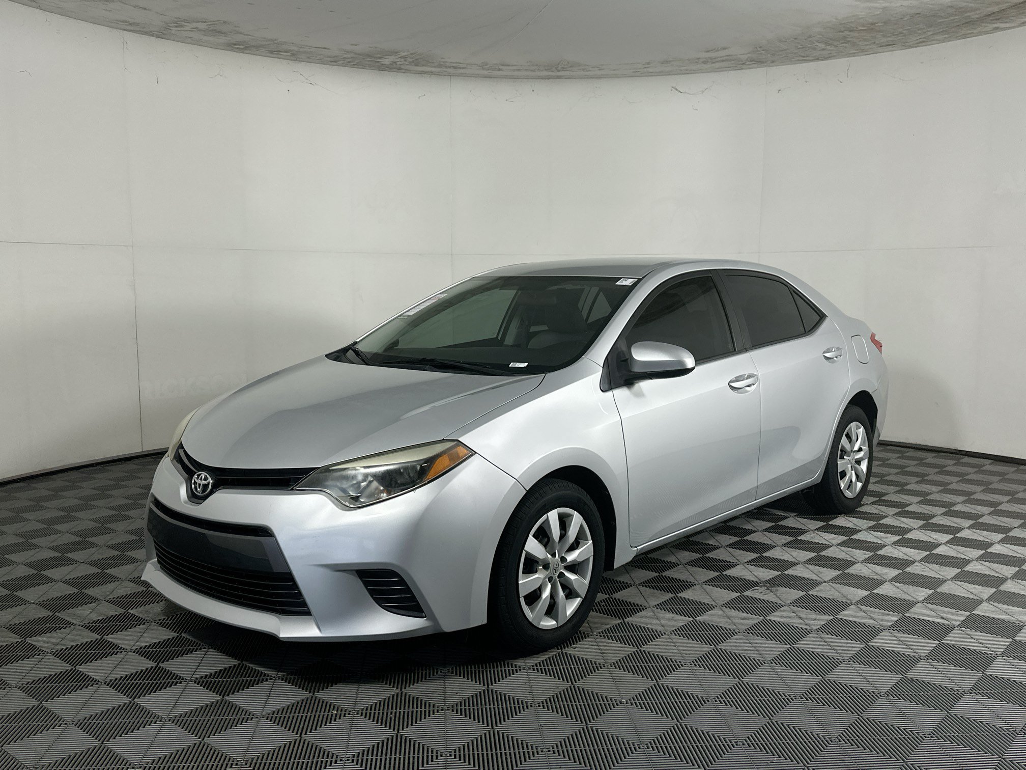 Used 2015 Classic Silver Metallic Toyota LE image 7