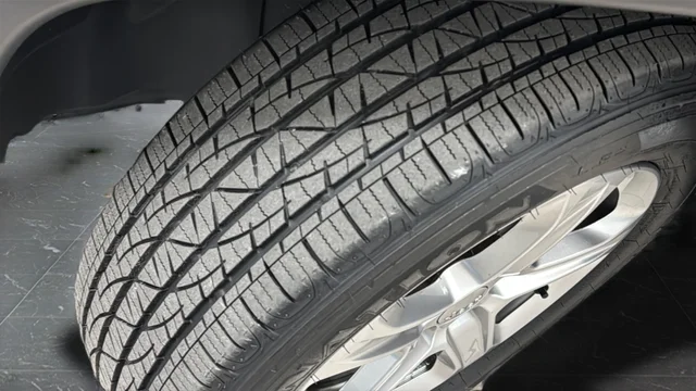 Used 2023 Crystal Metallic Jeep Latitude image 36