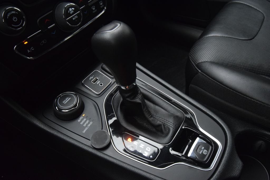 Used 2023 Gray Jeep Altitude image 16