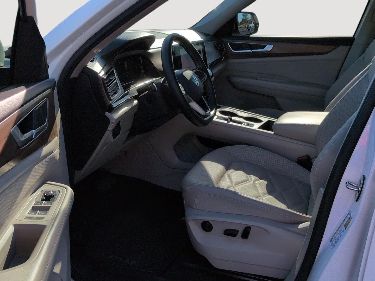Used 2024 Pure White Volkswagen 2.0T SE image 3