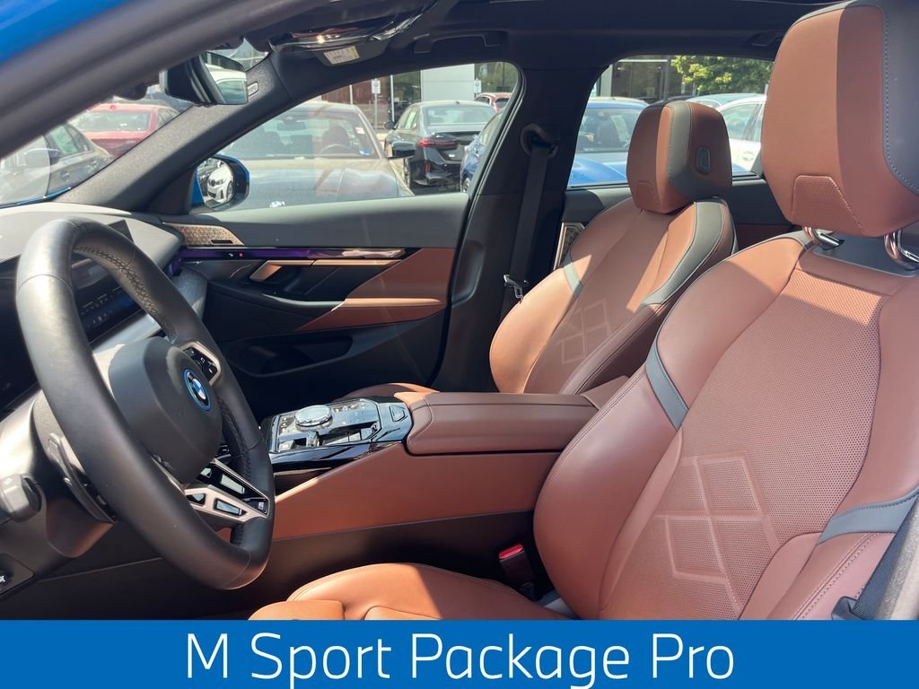 Used 2025  BMW xDrive40 image 3