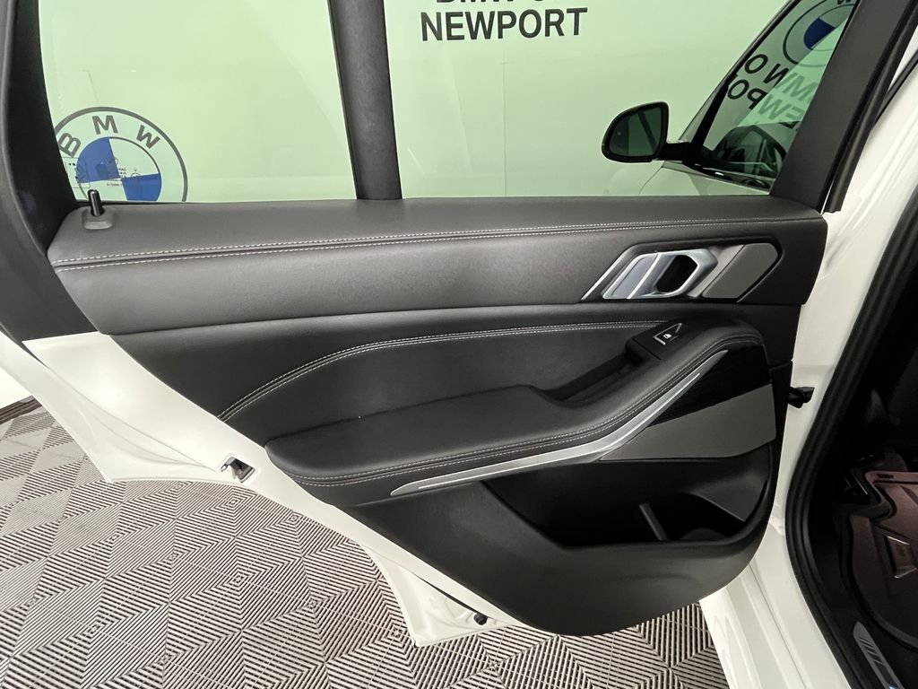 Used 2025 White BMW xDrive40i image 26