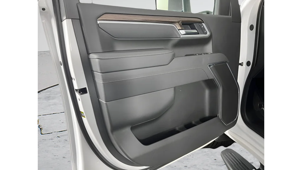 Used 2025 White Chevrolet LT image 9