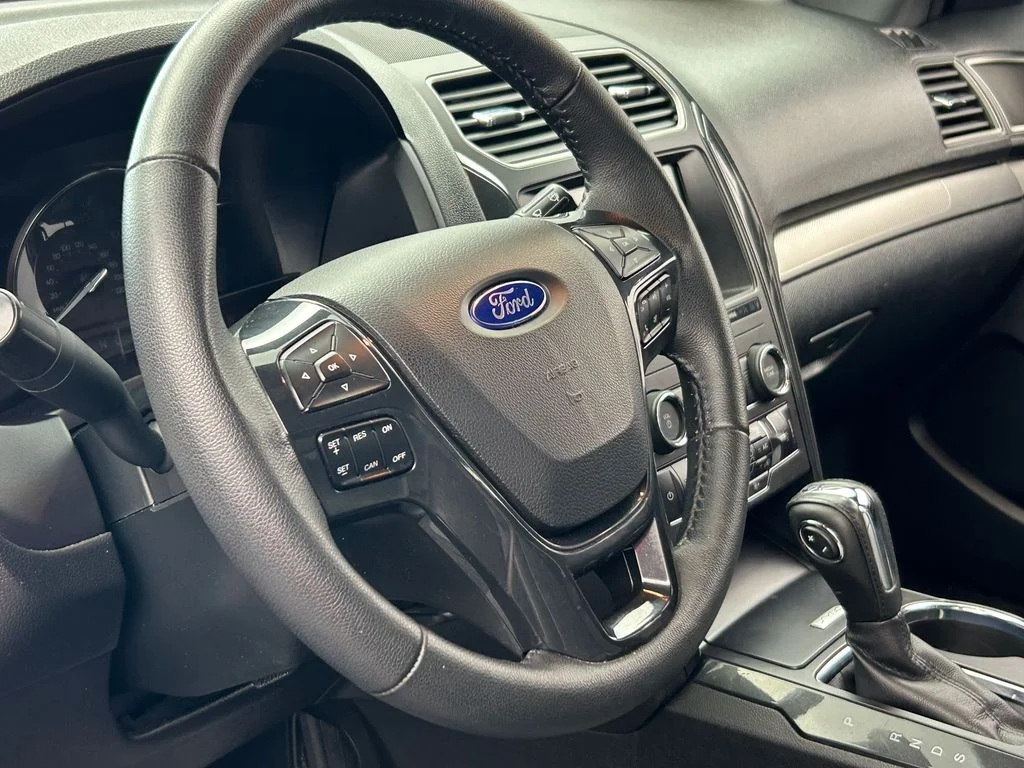 Used 2018 White Platinum Clearcoat Metallic Ford XLT image 10