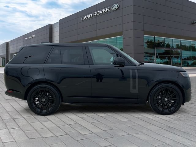 Used 2025  Land Rover SE image 6