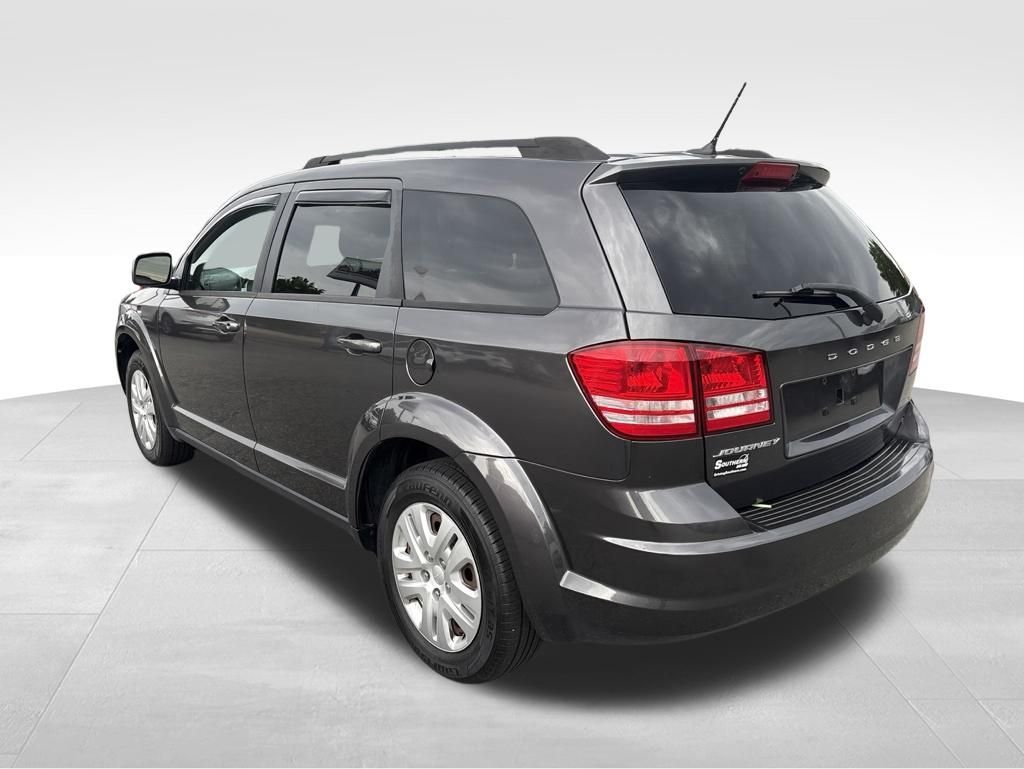 Used 2017 Gray Dodge SE image 3