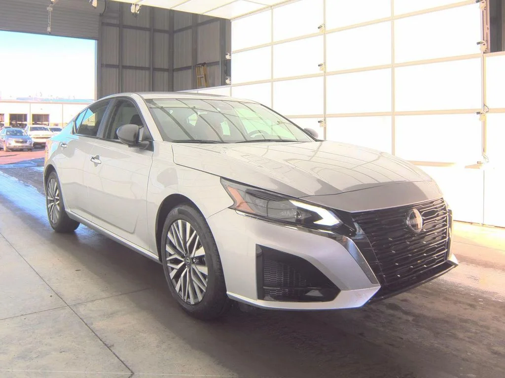 Certified Used 2024 Silver Nissan 2.5 SV image 2