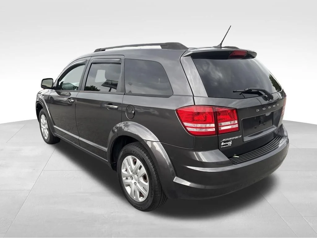 Used 2017 Gray Dodge SE image 3
